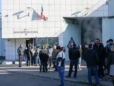 Des surveillants rassemblés devant l'entrée du centre pénitentiaire de Borgo, le 23 janvier 2018 en Corse - PASCAL POCHARD-CASABIANCA [AFP]