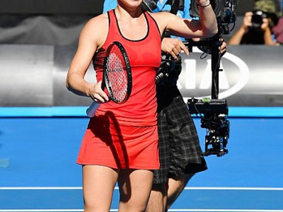 La Roumaine Simona Halep salue les supporteurs après sa victoire face à la Tchèque Karolina Pliskova en quarts de finale de l'Open d'Australie, le 24 janvier 2018 à Melbourne - Paul Crock [AFP]