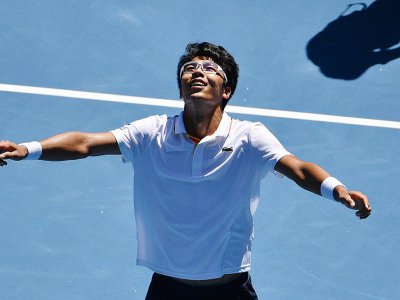 Le Sud-Coréen Hyeon Chung exulte après sa victoire face à l'Américain Tennys Sandgren en quarts de finale de l'Open d'Australie, le 24 janvier 2018 à Melbourne - SAEED KHAN [AFP]