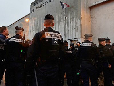 Des gendarmes devant la prison de Nancy-Maxéville, où des surveillants se sont rassemblés le 25 janvier 2018 - JEAN CHRISTOPHE VERHAEGEN [AFP]