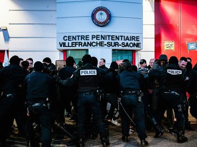 Des policiers tentent de déloger des gardiens de prison qui manifestent devant le centre pénitentiaire de Villefranche-sur-Saône, dans le Rhône, le 15 janvier 2018 - JEFF PACHOUD [AFP/Archives]