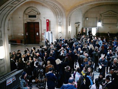 Des journalistes et des magistrats attendent le procès de Jawad Bendaoud, à Paris, le 24 janvier 2018 - Philippe LOPEZ [AFP]