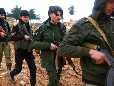 Des rebelles syriens appuyés par  la Turquie, patrouillent sur la colline de Barsaya qui surplombe la ville syrienne d'Azaz et la ville turque de Kilis, le 24 janvier 2018, dans le cadre de l'offensive turque contre les forces kurdes du YPG - Nazeer al-Khatib [AFP/Archives]