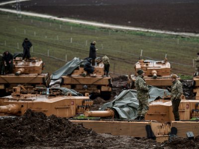 Des soldats turcs sur leurs chars stationnés près de la frontière syrienne à Hassa, dans la province d'Hatay, le 25 janvier 2018, au sixième jour de l'offensive turque lancée contre les forces kurdes du YPG - OZAN KOSE [AFP]