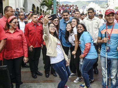 Le président vénézuélien Nicolas Maduro pose avec ses partisans, lors d'un rassemblement, le 23 janvier 2018 à Caracas - JUAN BARRETO [AFP/Archives]