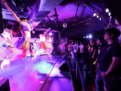 Des chanteuses "idoles" qui sont des fillettes, se produisent sur scène dans un club à Tokyo, le 29 juillet 2017 - Kazuhiro NOGI [AFP]