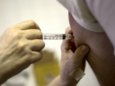 La France est le pays où on se méfie le plus des vaccins avec 41% qui estiment qu'ils ne sont pas sûrs, un record mondial - Miguel SCHINCARIOL [AFP/Archives]