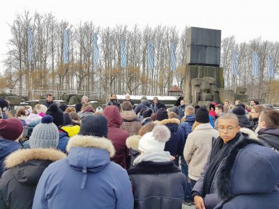 Les 150 lycéens normands se sont rassemblés à la mi-journée pour une courte cérémonie en hommage aux victimes de la Shoah. - Pierre Durand-Gratian