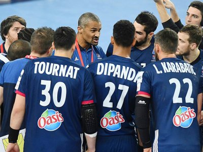 L'entraîneur de la France Didier Dinart (C) conseille ses joueurs lors de la demi finale de l'Euro face à l'Espagne à Zagreb le 26 janvier 2018 - - [AFP]