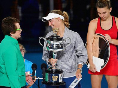 La Danoise Caroline Wozniacki (c) parle à la légende Bill Jean King (g) après avoir remporté l'Open d'Australie, le 27 janvier 2018 à Melbourne - Paul Crock [AFP]