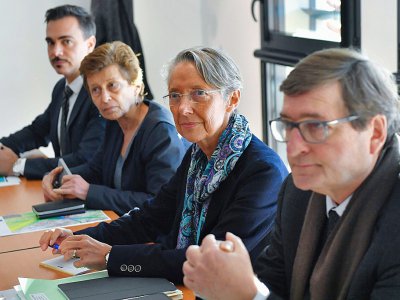 La ministre des Transports Elisabeth Borne (C), le 27 janvier 2018, lors d'une réunion à la mairie de Saint-Aignan-Grandlieu, près de Nantes - LOIC VENANCE [AFP]