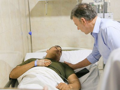 Le président colombien Juan Manuel Santos au chevet d'un policier blessé, à Barranquilla, le 27 janvier 2018 - JOSE TORRES [AFP]