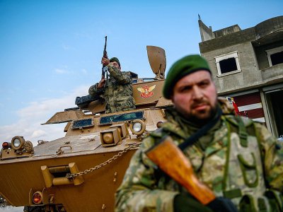 Des rebelles syriens soutenus par la Turquie contrôlent un checkpoint dans la ville syrienne de Azaz sur une route conduisant à Afrine, le 27 janvier 2018 - Ozan KOSE [AFP]