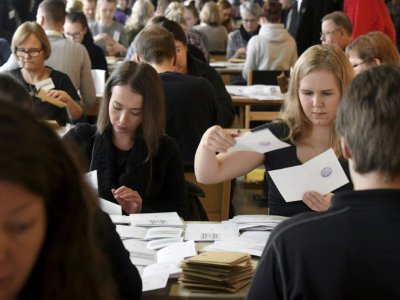 Dépouillement des votes anticipés pour l'élection présidentielle finlandaise à Helsinki, le 28 janvier 2018 - Heikki Saukkomaa [Lehtikuva/AFP]