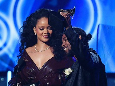 Kendrick Lamar aux côtés de Rihanna reçoit le Grammy de la meilleure chanson rap, lors des 60e Grammy Awards, le 28 janvier à New York - Timothy A. CLARY [AFP]