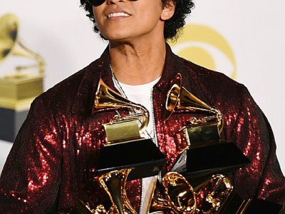 Bruno Mars avec dans les bras tous ses Grammy remportés lors de la 60e cérémonie des Grammy Awards, le 18 janvier 2018 à New York - Don EMMERT [AFP]