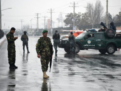 Des membres des forces de sécurité près de l'Académie militaire de Kaboul où s'est déroulé une attaque meurtrière le 29 janvier 2018 - Wakil KOHSAR [AFP]
