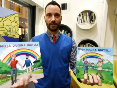 Ivo Segota, auteur du livre "Ma famille arc-en-ciel", présente son ouvrage à Zagreb, le 18 janvier 2018 - - [AFP]