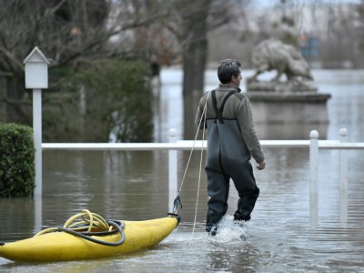Une rue inondée de Villennes-sur-Seine, dans les Yvelines, le 29 janvier 2018 - STEPHANE DE SAKUTIN [AFP]