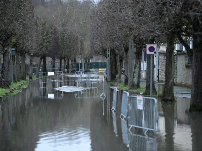 Une rue inondée de Poissy, dans les Yvelines, le 29 janvier 2018 - STEPHANE DE SAKUTIN [AFP]