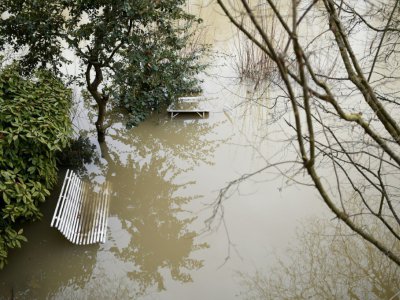 Des bancs submergés par les eaux de la Seine, le 29 janvier 2018 à Villennes-sur-Seine dans les Yvelines - STEPHANE DE SAKUTIN [AFP]