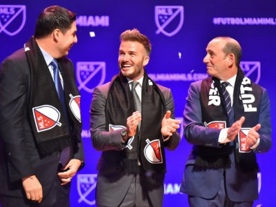 David Beckham, entouré par le patron de la MLS Don Garber (d) et l'homme d'affaires Marcelo Claure lors de la présentation de son projet à Miami, le 29 janvier 2018 - Eric Espada [Getty/AFP]