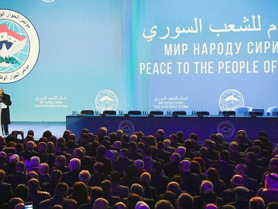 Le président de la Fédération des Chambres de commerce syriennes Mohammed Ghassan Al Qalaa prononce un discours devant le "Congrès du dialogue national syrien" réuni à Sotchi, le 30 janvier 2018 - Alexander NEMENOV [AFP]
