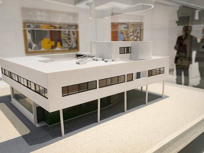 Cent-trente œuvres provenant de la fondation Le Corbusier dialoguent dans un face-à-face didactique avec des photos de ses créations architecturales - ERIC CABANIS [AFP]