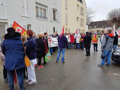 Grève dans les Ehpad: le personnel rassemblé devant La Sénatorerie à Alençon (Orne). - Eric Mas