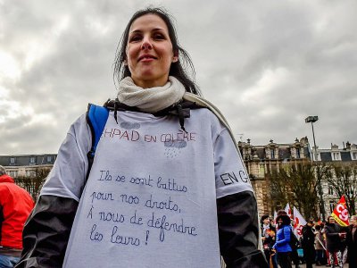 Une employée d'EHPAD défile à Lille, le 30 janvier 2018 - Philippe HUGUEN [AFP]