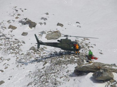 Un groupe de 4 alpinistes polonais portent secours à l'alpiniste française Elisabeth Revol, sur le Nanga Parbat, au Pakistan, le 28 janvier 2018 - SAYED FAKHAR ABBAS [AFP/Archives]