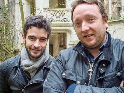 Les deux initiateurs du projet, Romain Delaume (G) et Julien Marquis, à l'intérieur du château en ruines de la Mothe-Chandeniers, le 23 janvier 2018 - GUILLAUME SOUVANT [AFP/Archives]