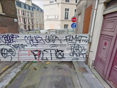 L'extrémité de la rue Saint-Patrice, du côté de la rue Jean-Lecanuet, est également condamnée depuis le mois de mai 2009. - ©Google2018