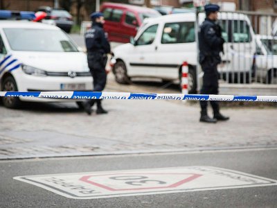 Des policiers belges contrôlent l'entrée de l'hôpital Saint Pierre à Bruxelles le 19 mars 2016 où est soigné Salah Abdeslam - Aurore Belot [BELGA/AFP]
