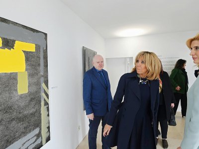 Photo de Brigitte Macron lors de la visite de la villa du couturier Azzedine Alaïa, le 1er février 2018 à Sidi Bou Saïd, près de Tunis - FETHI BELAID [AFP]