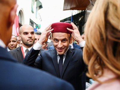 Photo du président français Emmanuel Macron dans la médina de Tunis le 1er février 2018 - Eric FEFERBERG [POOL/AFP]