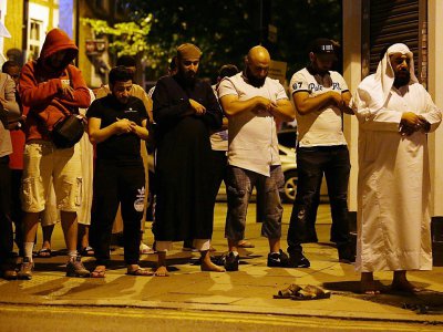 Des musulmans se recueillent le 19 juin 2017 après l'attaque près de la mosquée de  Finsbury Park à Londres - Daniel LEAL-OLIVAS [AFP/Archives]