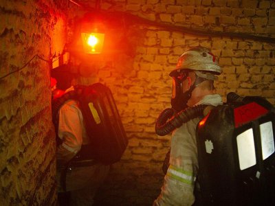 Des secouristes des mines s'entraînent à Carletonville, en Afrique du Sud, le 10 mai 2016 - MUJAHID SAFODIEN [AFP/Archives]