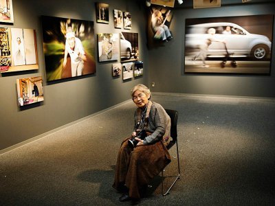 La Japonaise Kimiko Nishimoto devant ses photos exposées dans une galerie, le 14 décembre 2017 à Tokyo - Behrouz MEHRI [AFP]