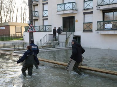 Des employés municipaux construisent des pont de fortune après la crue de la Marne à Gournay-sur-Marne près de Paris, le 2 février 2018 - JACQUES DEMARTHON [AFP]