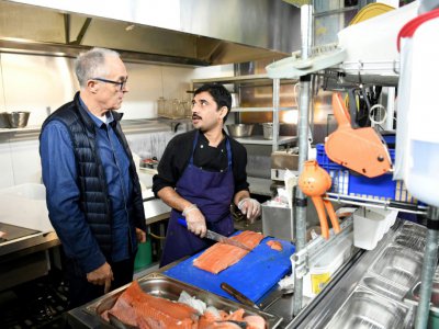 Pierre Pavy parle à un de ses employés dans son restaurant "Ici Grenoble", le 18 janvier 2018 à Grenoble - JEAN-PIERRE CLATOT [AFP]