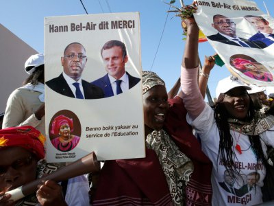 Des Sénégalaises saluent le passage d'Emmanuel Macron et de Macky Sall à Dakar, le 2 février 2018 - PHILIPPE WOJAZER [POOL/AFP]