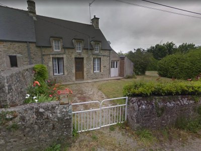 Le double meurtre a eu lieu dans cette petite maison de Vicel près de Barfleur (Manche) en janvier 2014. - ©google2018-Date de l'image juillet 2013