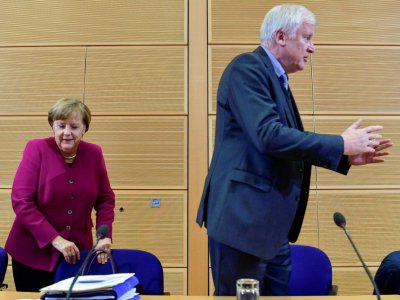 La chancelière allemande Angela Merkel (Centre D), le leader du (SPD) Martin Schulz (Centre G) et le bavarois conservateur (CSU), Horst Seehofer, dans les quartiers généraux du SPD le 2 février 2018 à Berlin - John MACDOUGALL [AFP]