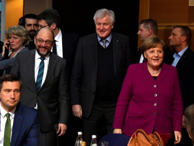 La chancelière allemande Angela Merkel (Centre D), le leader du (SPD) Martin Schulz (Centre G) et le bavarois conservateur (CSU), Horst Seehofer, dans les quartiers généraux du (SPD) le 2 février 2018 à Berlin - John MACDOUGALL [AFP]