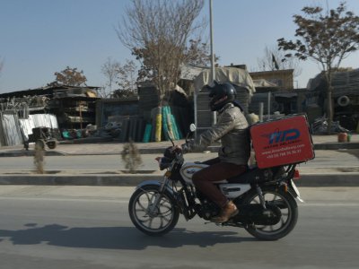 Un livreur à Kaboul, le 16 janvier 2018 - WAKIL KOHSAR [AFP]