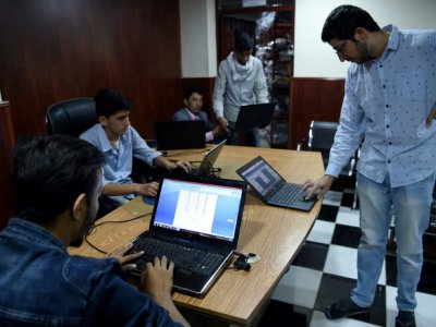 "Rien n'est parfait d'emblée mais le succès de ces premières entreprises en ligne est encourageant pour d'autres qui voudraient se lancer", souligne Naqibullah Larawy, directeur financier de la Chambre de commerce et d'industrie d'Afghanistan - WAKIL KOHSAR [AFP]