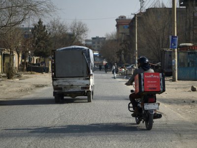 "Vous ne pouvez jamais savoir combien de temps cela vous prendra pour vous rendre à une adresse à Kaboul", raconte Sarajuddin, un livreur afghan - WAKIL KOHSAR [AFP]