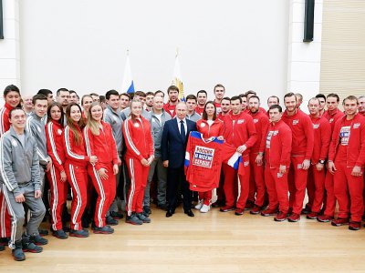 Le président Vladimir Poutine pose avec les athlètes russes admis aux Jeux de Pyeongchang, à l'issue d'une réunion à Moscou, le 31 janvier 2018 - GRIGORY DUKOR [POOL/AFP/Archives]
