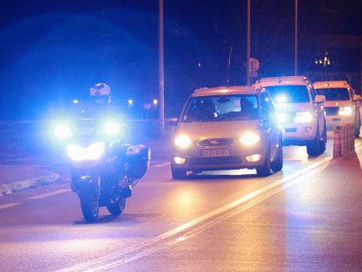 Des policiers français escortent le 5 février 2018 le convoi transportant Salah Abdeslam, suspect clé des attentats de Paris, de la maison d'arret de Fleury-Merogis vers le palais de Justice de Bruxelles où il doit etre jugé - Zakaria ABDELKAFI [AFP]